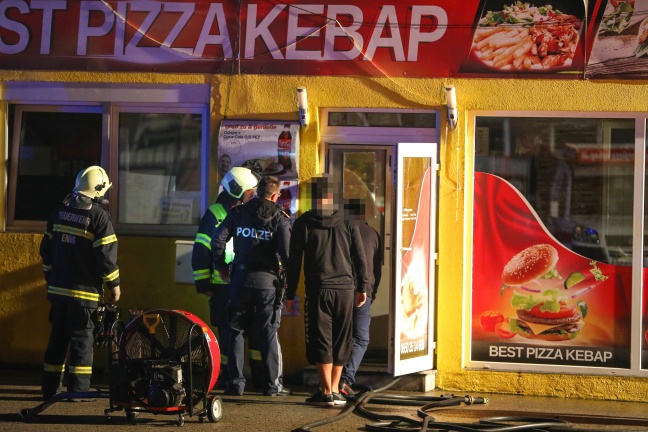 Brand eines Pizza-Kebap-Imbissstandstandes in Enns