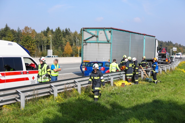 Auto kracht auf Westautobahn bei Allhaming in LKW und wird 300 Meter mitgeschleift
