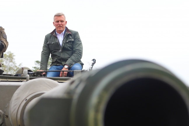 Verteidigungsminister Mario Kunasek (FPÖ) besuchte Panzerübungsgelände der Hessenkaserne in Wels