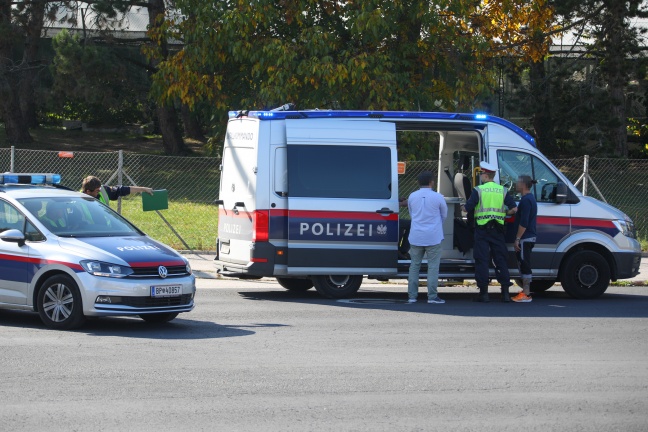 Stau nach Auffahrunfall mit drei beteiligten Fahrzeugen in Wels-Neustadt