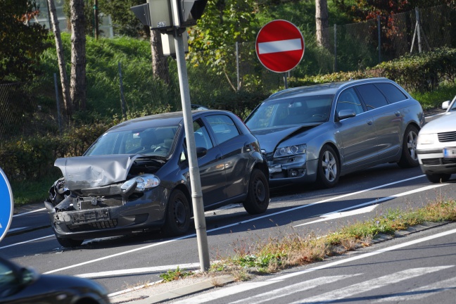 Stau nach Auffahrunfall mit drei beteiligten Fahrzeugen in Wels-Neustadt