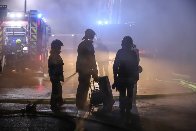 Große Einsatzübung der Feuerwehr als Abschluss des Übungstages in Thalheim bei Wels