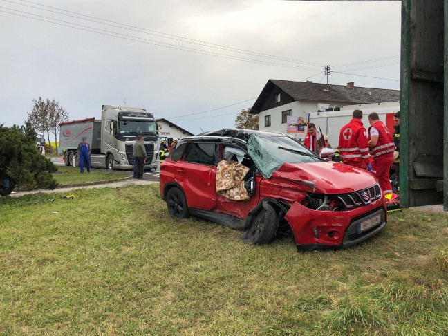 Autolenker bei Kollision mit LKW auf Mühlviertler Straße in Leopoldschlag verletzt