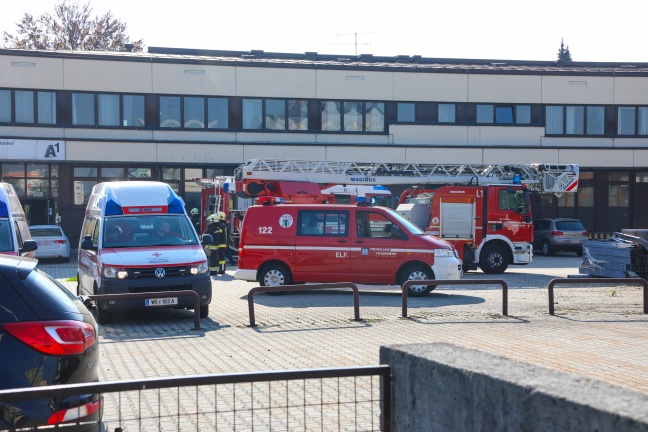 Brand eines Akkus einer Notleuchte sorgt für Einsatz der Feuerwehr bei Unternehmen in Wels-Lichtenegg