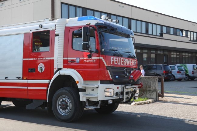 Brand eines Akkus einer Notleuchte sorgt für Einsatz der Feuerwehr bei Unternehmen in Wels-Lichtenegg