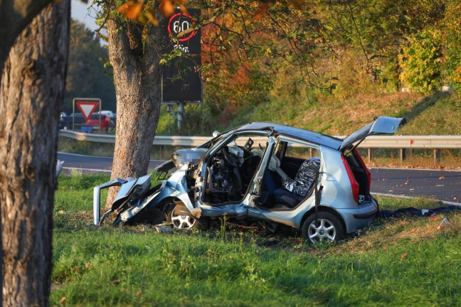 Tödlicher Unfall: Auto kracht auf Mühlkreisautobahn in Linz gegen Baum