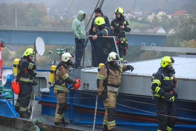 Brand auf einem Frachtschiff auf der Donau bei Aschach an der Donau