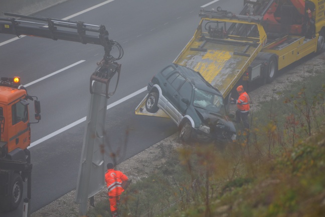 Auto auf Innkreisautobahn bei Pram gegen Verkehrsschild geprallt