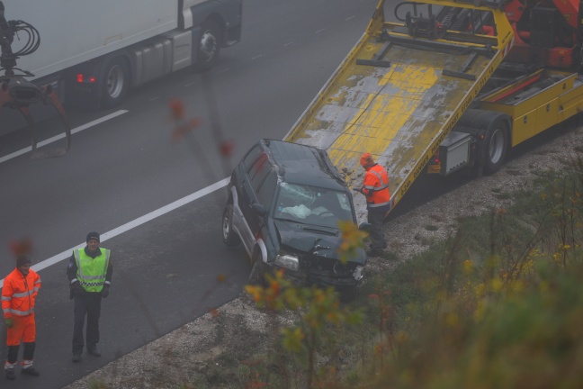 Auto auf Innkreisautobahn bei Pram gegen Verkehrsschild geprallt
