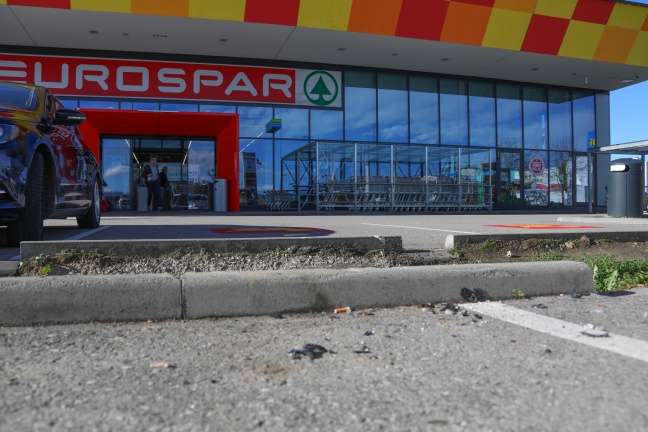 Fluchtfahrzeug samt gestohlenem Bankomat auf Parkplatz in Asten steckengeblieben
