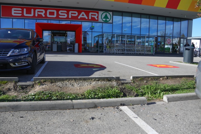 Fluchtfahrzeug samt gestohlenem Bankomat auf Parkplatz in Asten steckengeblieben