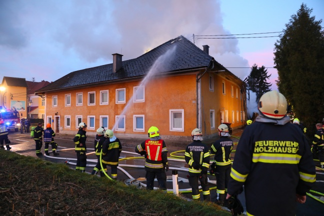 Großeinsatz bei Brand eines Hauses in Holzhausen