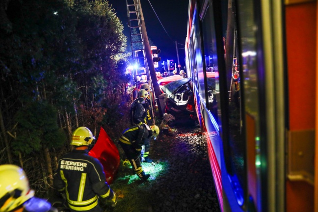 Lokalbahn kollidiert auf Bahnübergang in Eferding mit Auto