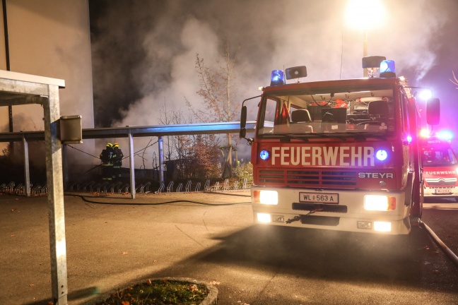 Brand eines Garagengebäudes neben Schule in Lambach