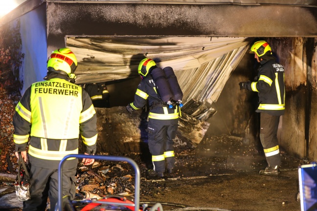 Brand eines Garagengebäudes neben Schule in Lambach