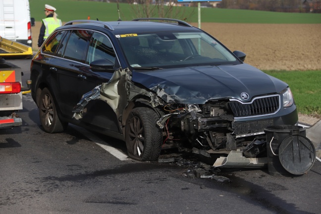 Anhänger bei Verkehrsunfall in Wels-Puchberg umgestürzt