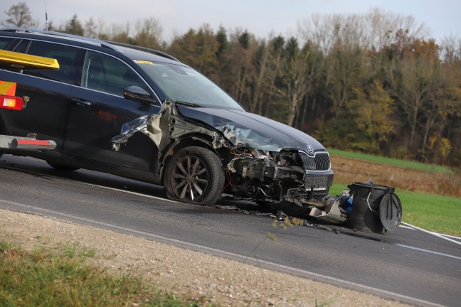 Anhänger bei Verkehrsunfall in Wels-Puchberg umgestürzt