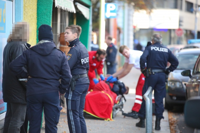Person bei Streit auf offener Straße in Wels-Innenstadt schwer verletzt