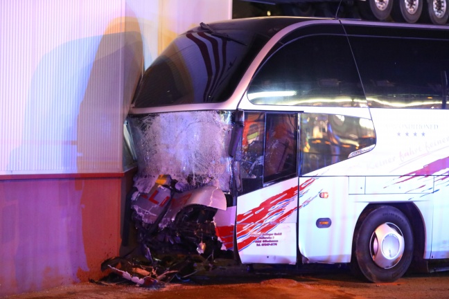 Crash zwischen Reisebus und Auto fordert sieben teils Schwerverletzte