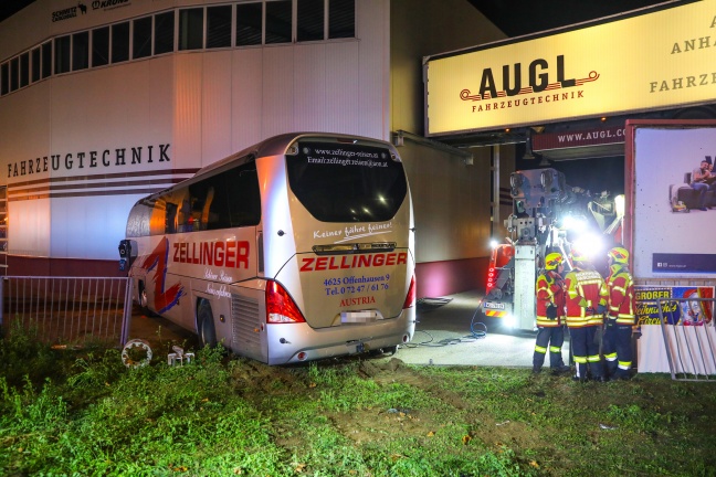 Crash zwischen Reisebus und Auto fordert sieben teils Schwerverletzte