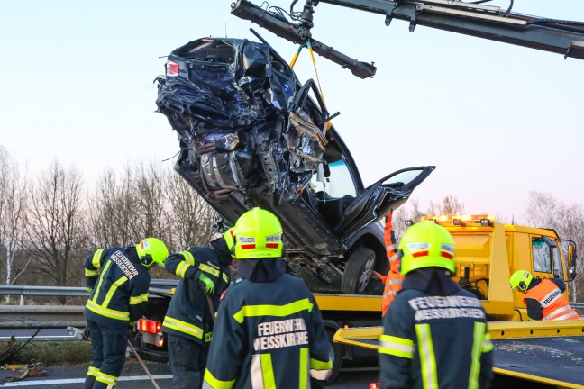 Schwerer Crash mit vier beteiligten Autos auf Welser Autobahn bei Pucking fordert zwei Verletzte