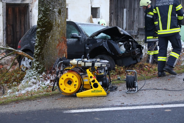 Autolenker (49) bei Kollision mit Baum in Prambachkirchen tödlich verletzt