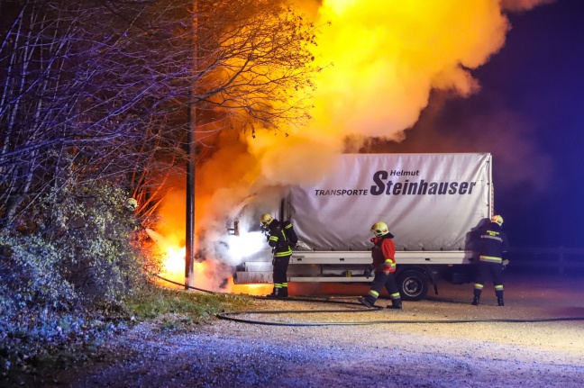 Brand eines Klein-LKW auf Parkplatz in Wels-Vogelweide