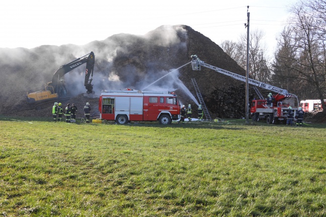 Sieben Feuerwehren bei Brand gelagerter Hackschnitzel in Pettenbach im Einsatz