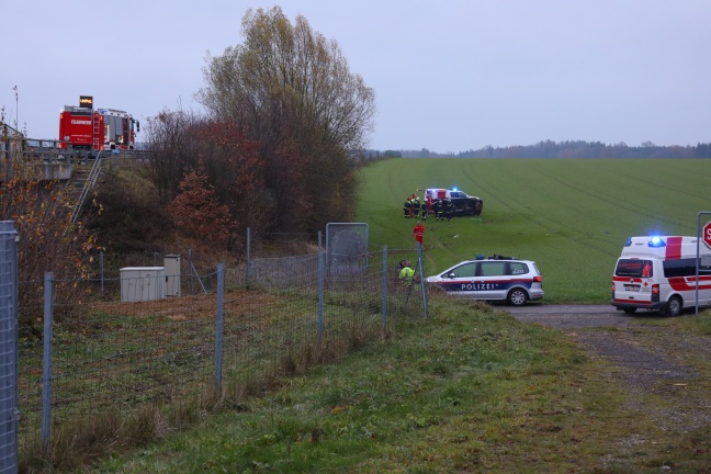 Auto sprang über Unterführung der Westautobahn bei Eggendorf im Traunkreis und überschlug sich mehrmals
