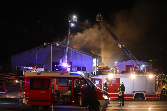 Großbrand bei Gewerbebetrieb in Kallham