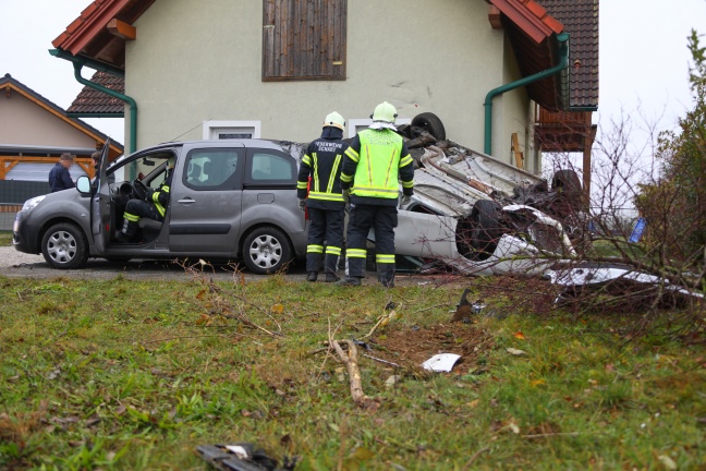 Auto überschlug sich bei spektakulärem Unfall in Vorchdorf gegen Hausmauer und abgestellten PKW