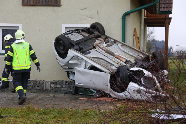 Auto berschlug sich bei spektakulrem Unfall in Vorchdorf gegen Hausmauer und abgestellten PKW