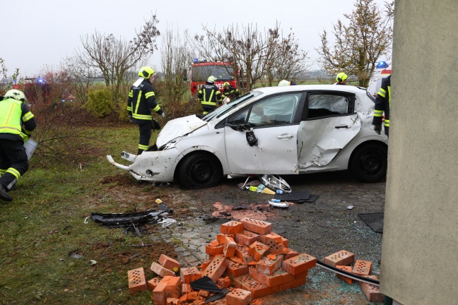 Auto überschlug sich bei spektakulärem Unfall in Vorchdorf gegen Hausmauer und abgestellten PKW