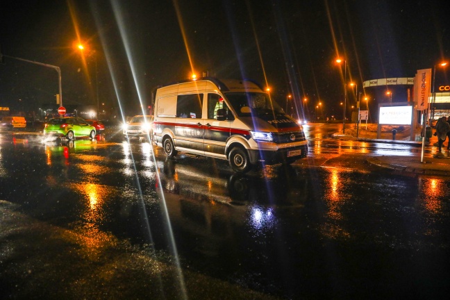 Fußgängerinnen (12 und 13) in Wels-Waidhausen von Auto erfasst und teils schwer verletzt