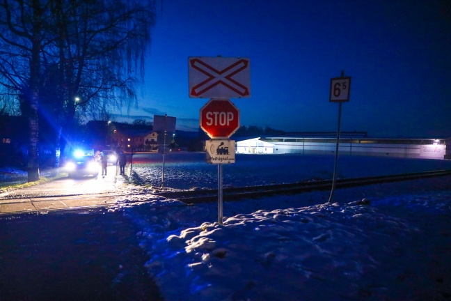 Auto auf Bahnübergang in Ried im Innkreis von Regionalzug erfasst
