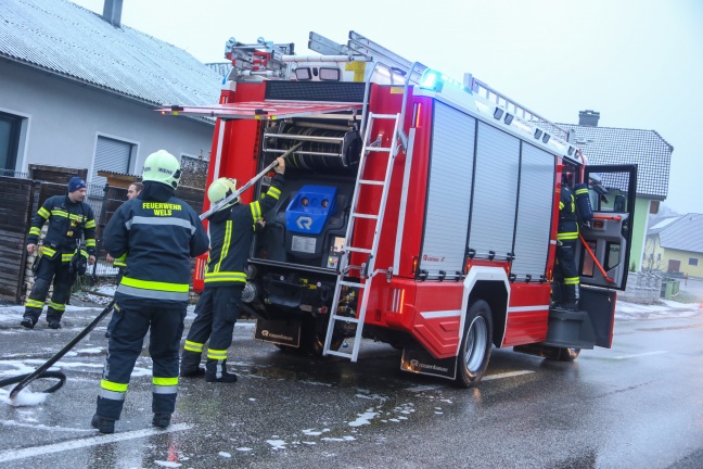 Brand an Fassade eines Hauses in Wels-Oberthan