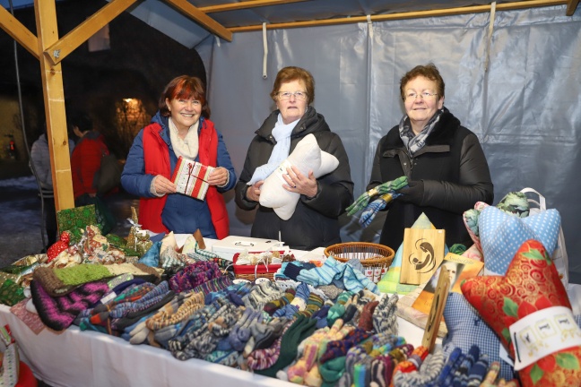 Segnung der Adventkränze und großer Adventmarkt in Wels-Pernau