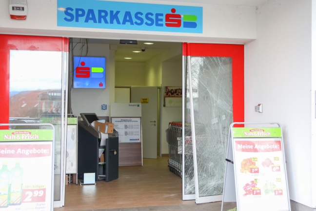 Bankomat aus Foyer eines Nahversorgungszentrums in Waldneukirchen gestohlen