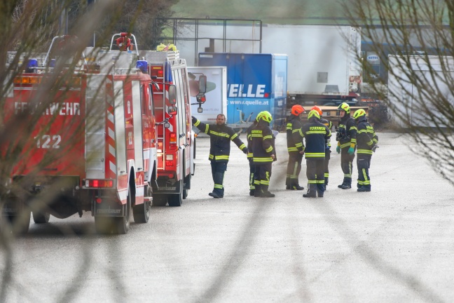 Gefahrstoffaustritt bei Unternehmen in Pucking sorgt für Einsatz der Feuerwehr