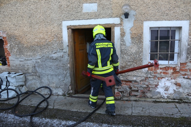 Vier Feuerwehren bei Brand einer Zwischdecke eines alten Bauernhofes in Ansfelden im Einsatz