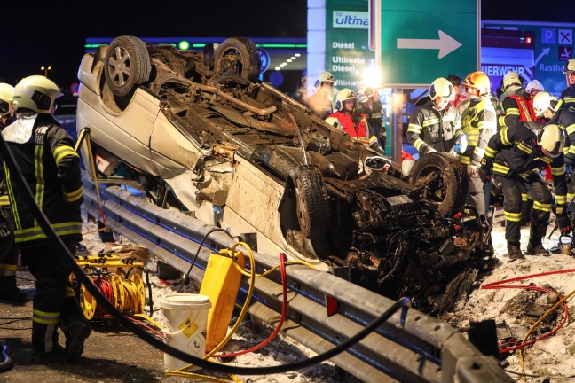 Schwerer Verkehrsunfall mit zwei eingeklemmten Insassen auf Westautobahn bei Laakirchen