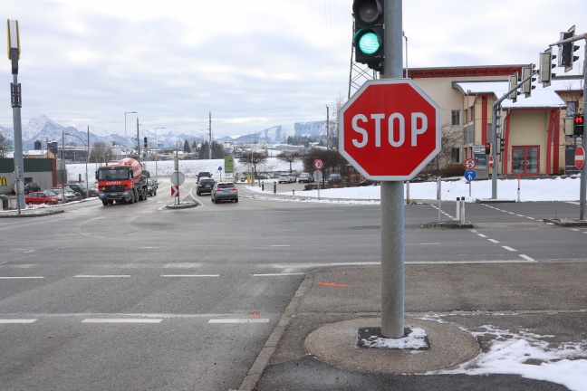 Drei Verletzte bei schwerem Kreuzungscrash in Gmunden