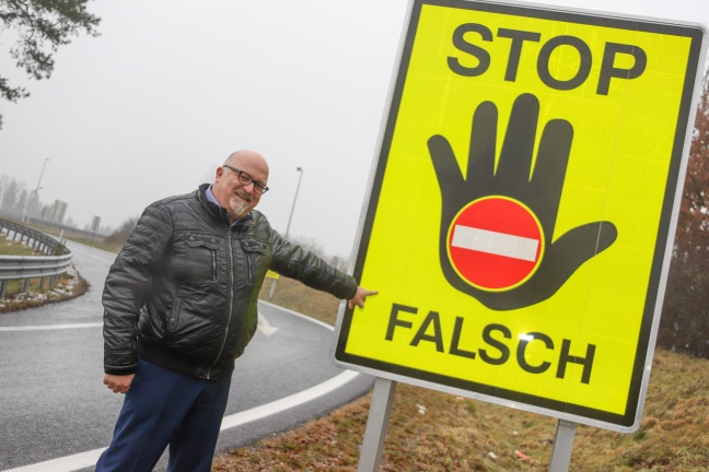 Autolenker stoppt auf Westautobahn bei Allhaming Geisterfahrer mit 3,34 Promille
