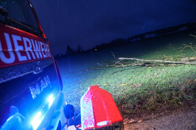 Einsätze nach Sturmschäden und Überflutungen in Teilen Oberösterreichs