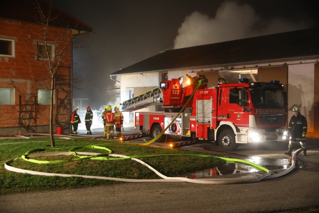Großeinsatz bei Brand einer Maschinenhalle eines Bauernhofes in Waldneukirchen