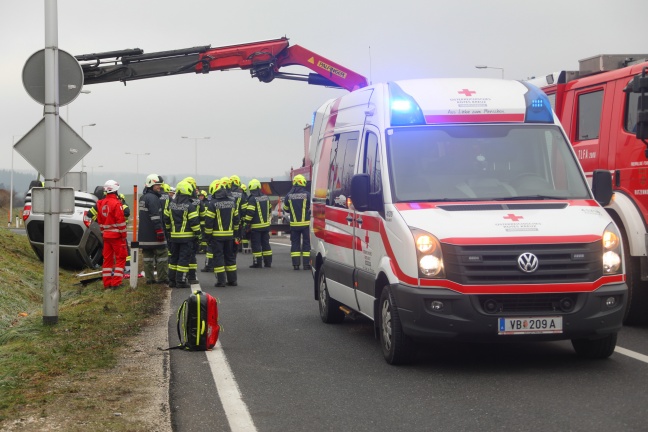 Autolenkerin bei Verkehrsunfall auf Salzkammergutstraße in Regau schwer verletzt
