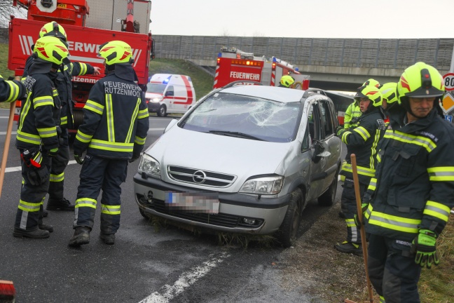 Autolenkerin bei Verkehrsunfall auf Salzkammergutstraße in Regau schwer verletzt