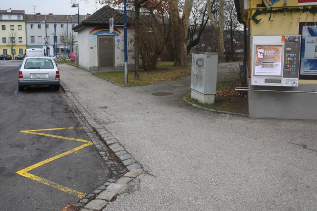 Auto mit laufendem Motor während Zigarettenkauf in Wels-Neustadt entwendet
