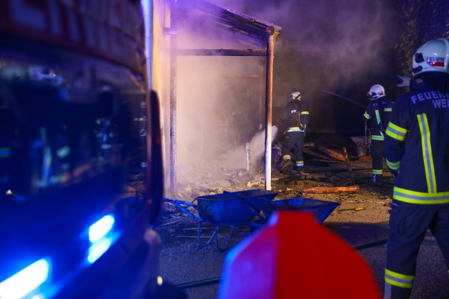 Brand einer Müllinsel eines landwirtschaftlichen Gebäudes in Wels-Puchberg rasch gelöscht