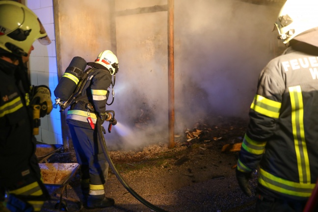 Brand einer Müllinsel eines landwirtschaftlichen Gebäudes in Wels-Puchberg rasch gelöscht